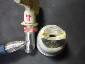 Airless paint tip (left) Conventional tip (right)